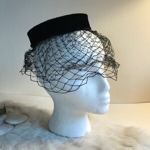 Vintage 1950/60s Black Velvet Pillbox Hat Netting